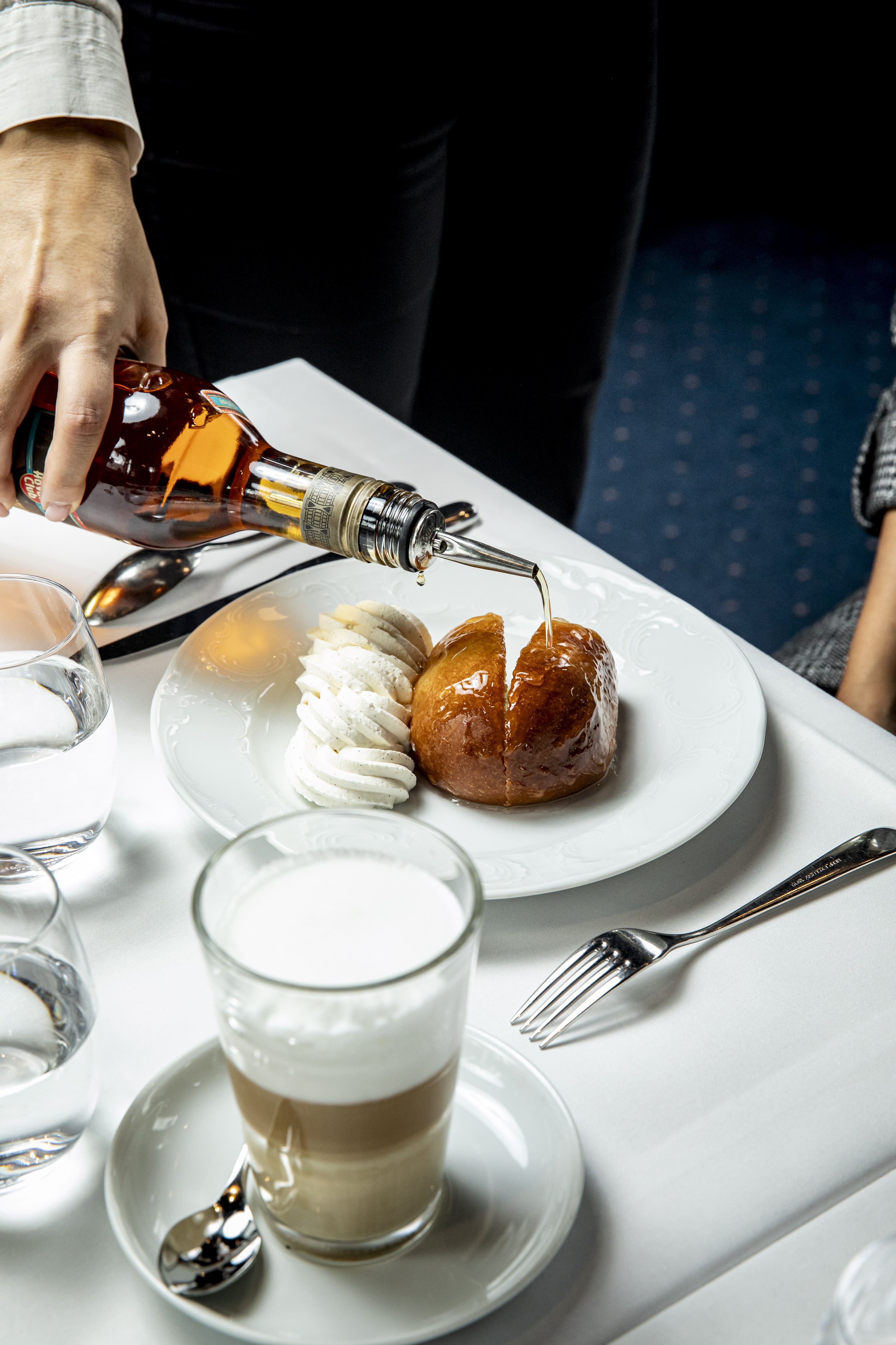 baba-au-rhum- brasserie-louvre-bocuse