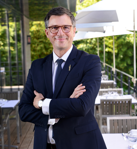 Directeur du restaurant Fond Rose à Lyon, membre des Maisons Bocuse, en terrasse.
