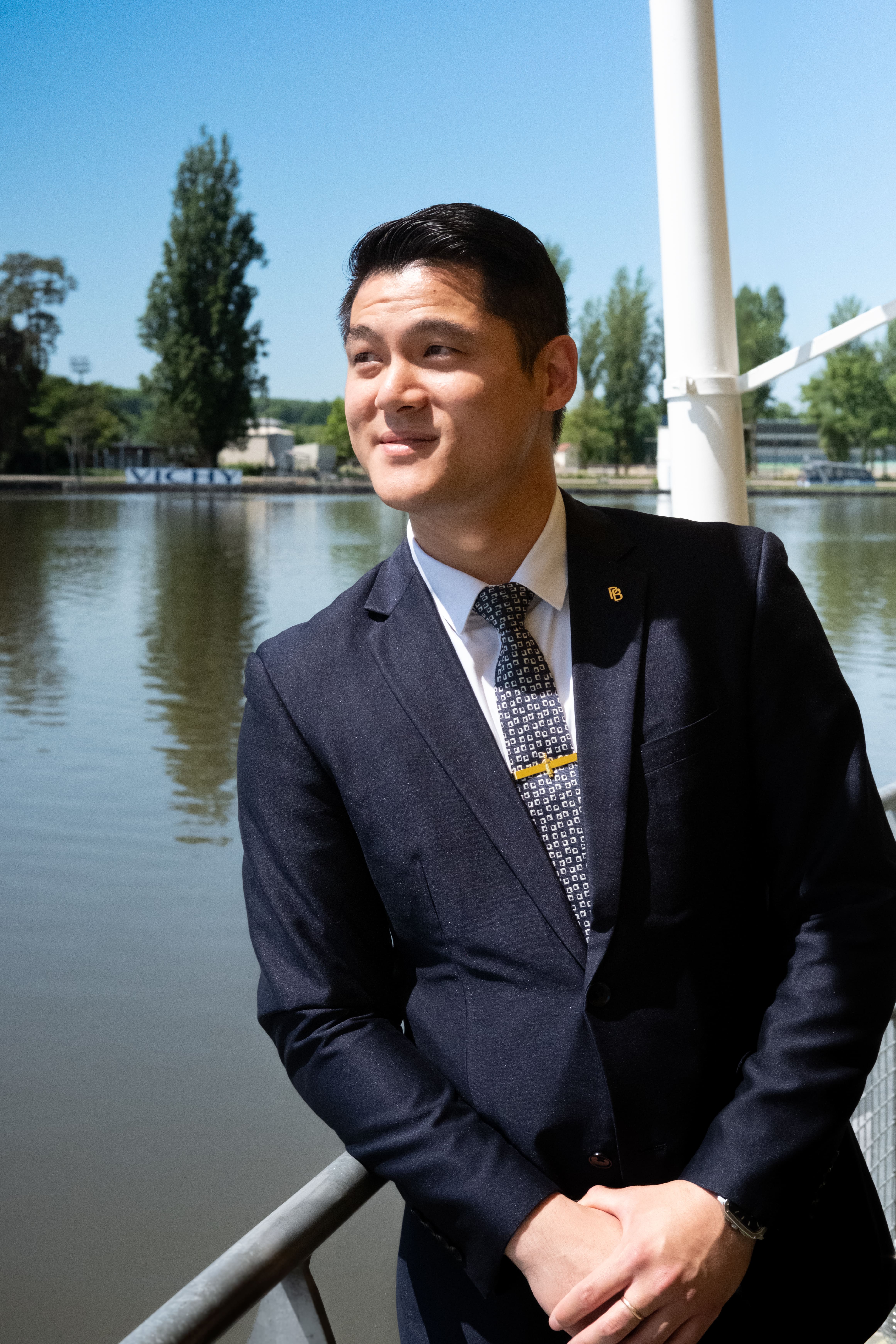 Olivier Ge, Manager élégant en costume, sur la terrasse au bord de l’Allier à la Brasserie La Rotonde Bocuse.