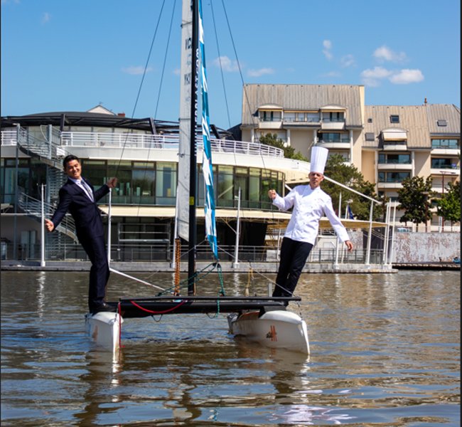 Chef et manager de La Rotonde Bocuse sur un catamaran, devant le restaurant à Vichy, sur l’Allier.
