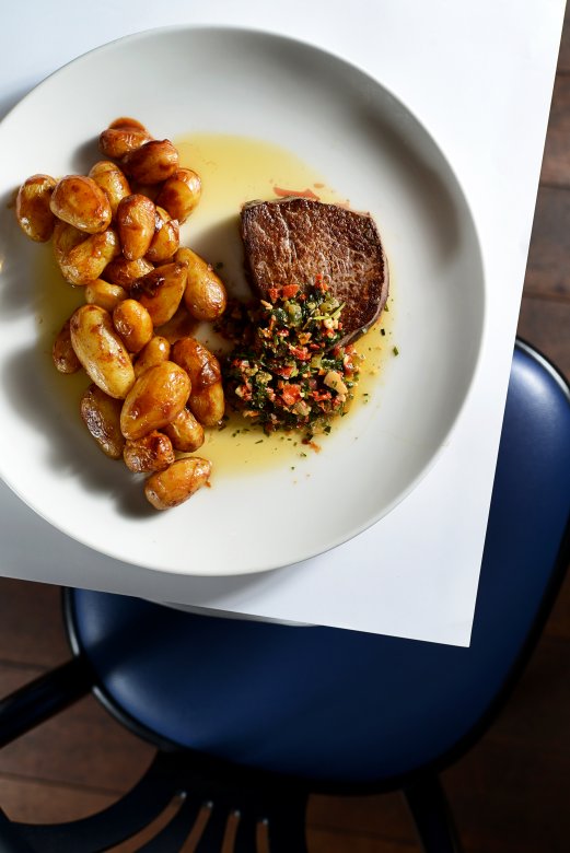 Assiette de filet de bœuf accompagné de pommes grenailles à la Brasserie L’Est à Lyon.