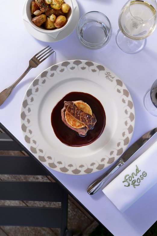 Filet de bœuf façon Rossini servi avec sauce au vin rouge au Restaurant Fond Rose à Lyon.