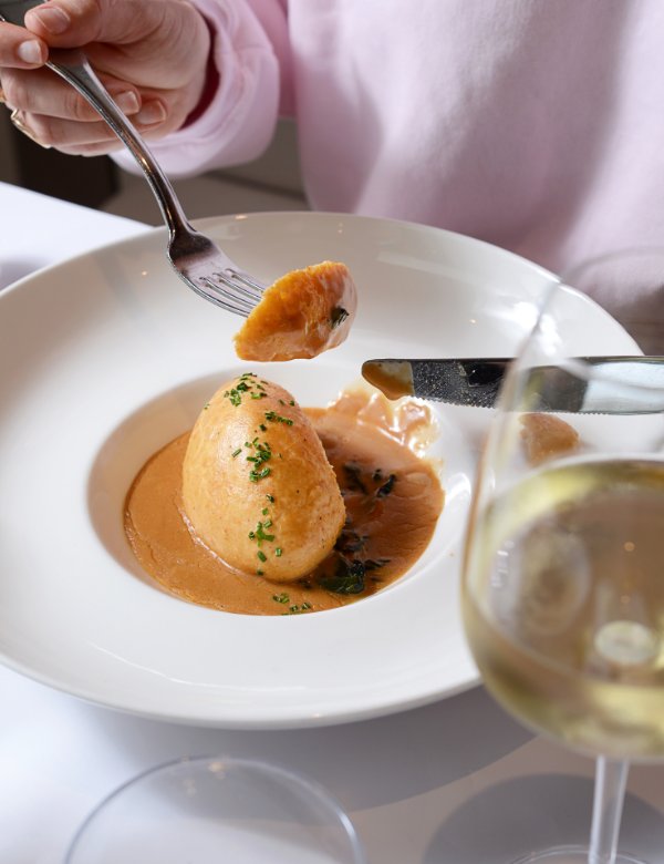 Quenelle de brochet sauce homardine servie au restaurant Fond Rose, Lyon