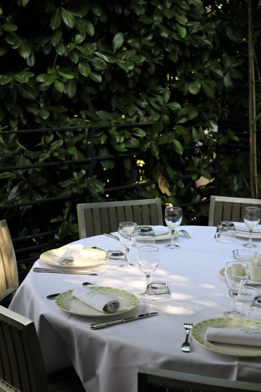 Table élégamment dressée au jardin du Restaurant Fond Rose à Lyon.