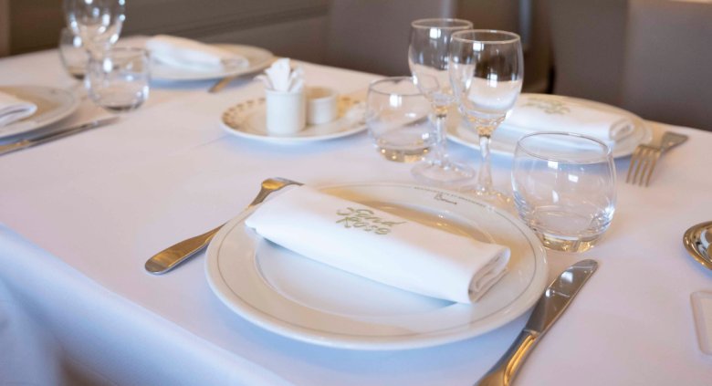 Table élégamment dressée au Restaurant Fond Rose à Lyon pour une réception privée ou professionnelle.