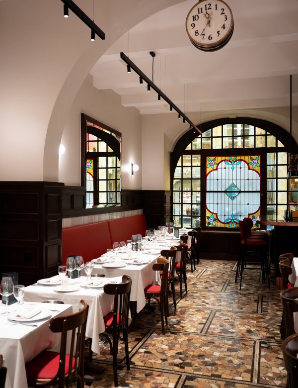 salle-interieure-brasserie-le-nord-lyon-decor-vitraux