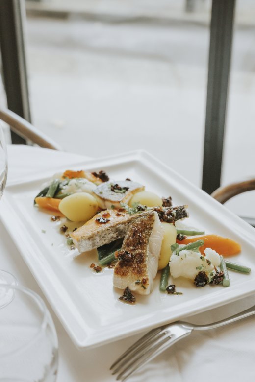 Assiette de poisson grillé et légumes vapeur servie à la Brasserie Le Sud à Lyon