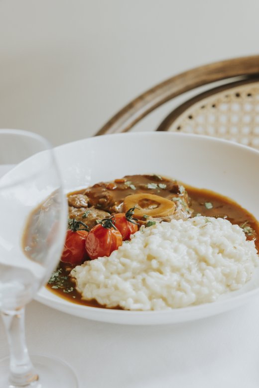 Assiette d’osso buco accompagné de risotto crémeux, servie à la Brasserie Le Sud à Lyon.