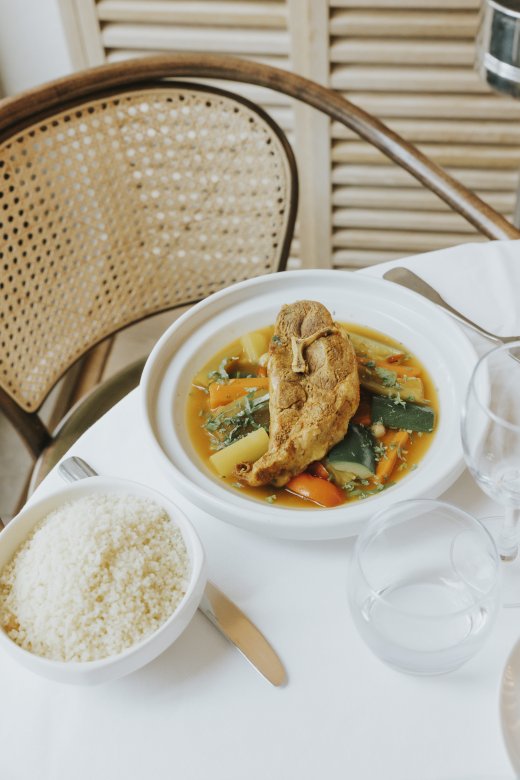 Tajine de volaille aux légumes accompagné de semoule, servi à la Brasserie Le Sud à Lyon.