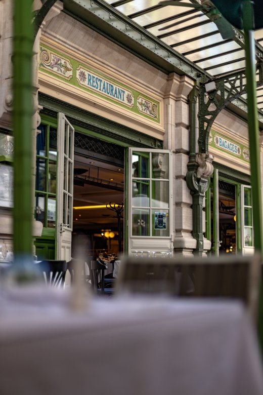 Façade de la Brasserie L’Est avec ses grandes fenêtres ouvertes et tables dressées en terrasse.