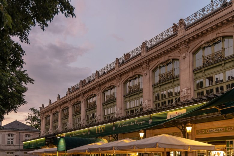 Façade de la Brasserie L’Est à Lyon au coucher du soleil, architecture emblématique des Brotteaux.
