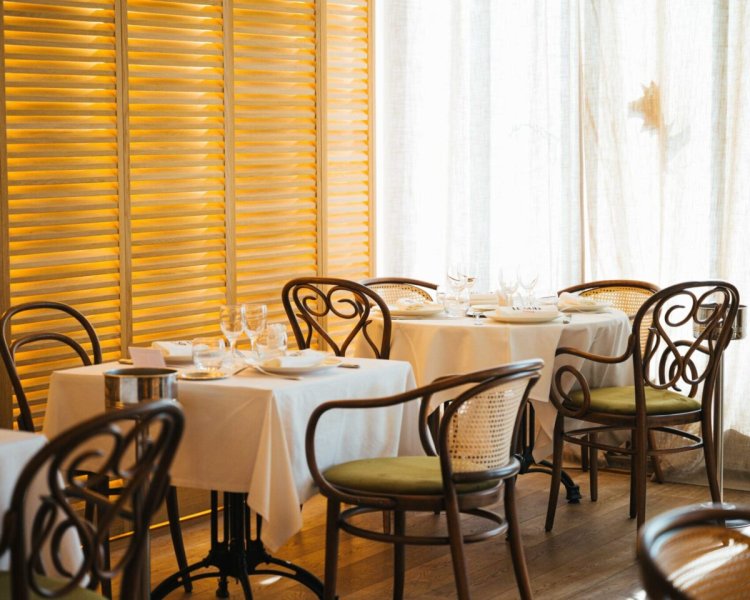 Table élégamment dressée dans un salon lumineux et privatisable à la Brasserie Le Sud à Lyon.