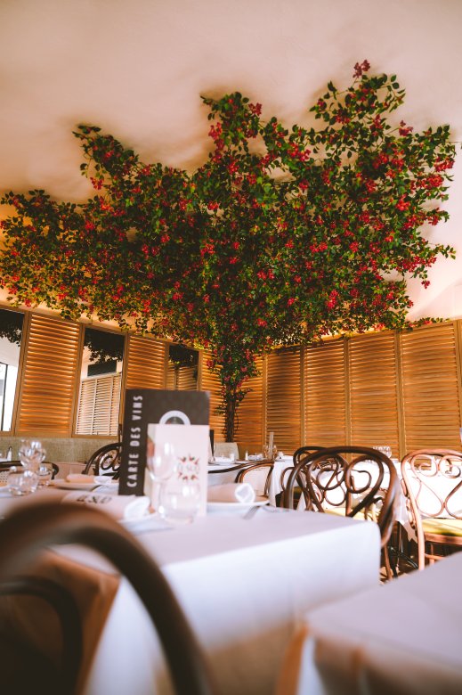 Salle de la Brasserie Le Sud à Lyon avec une décoration floral suspendue au plafond.