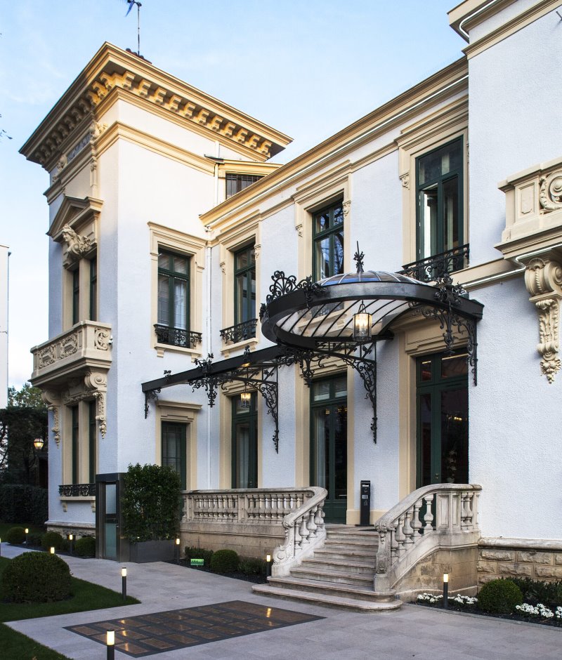 Façade élégante du restaurant Marguerite à Lyon, installée dans une maison bourgeoise du début du XXe siècle.