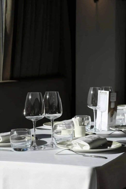 Table élégamment dressée avec verres à vin et serviettes au Restaurant Fond Rose à Lyon.