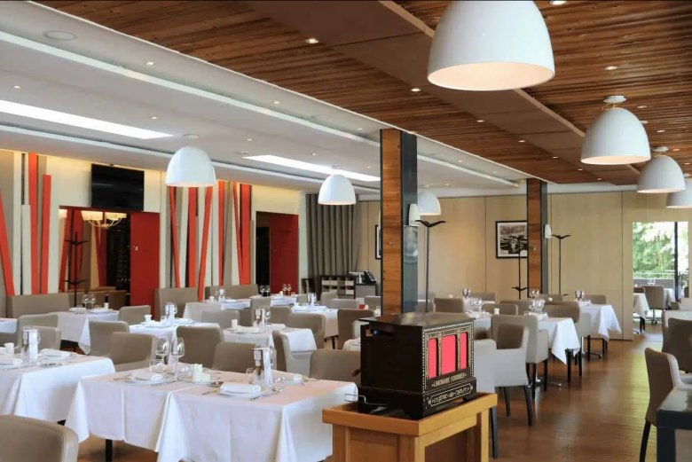 Salle élégante du Restaurant Fond Rose à Lyon, avec tables dressées et lumière naturelle.